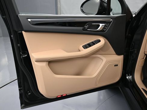 Certified 2025 Porsche Macan AWD/4WD image 15