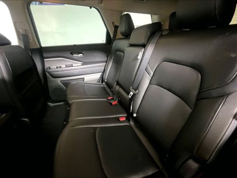 Used 2025 Nissan Pathfinder SL FWD image 21
