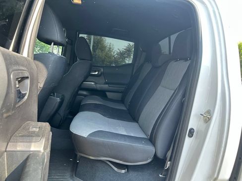 Used 2020 Toyota Tacoma TRD Off-Road AWD/4WD image 15