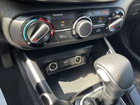 Used 2025 Kia Soul LX w/ LX Technology Package FWD image 10