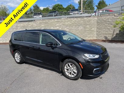 Used 2023 Chrysler Pacifica Touring-L