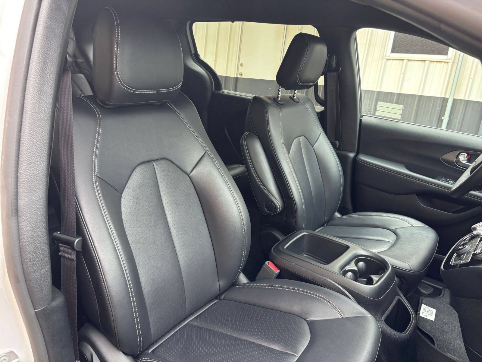 Used 2025 Chrysler Pacifica Select FWD image 39