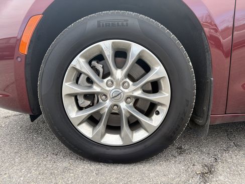 Used 2023 Chrysler Pacifica Touring-L image 11