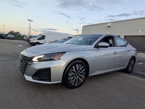 Used 2023 Nissan Altima 2.5 SV image 4