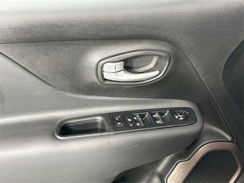 Used 2023 Jeep Renegade Latitude image 24