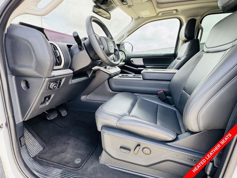 Used 2025 Ford Expedition Active AWD/4WD image 3