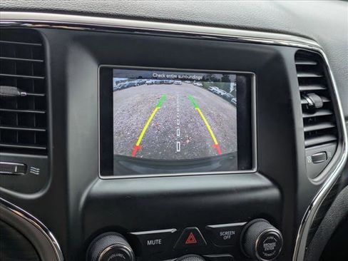 Used 2021 Jeep Grand Cherokee Laredo AWD/4WD image 19