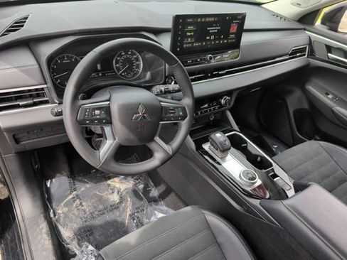 Used 2025 Mitsubishi Outlander SE FWD image 15