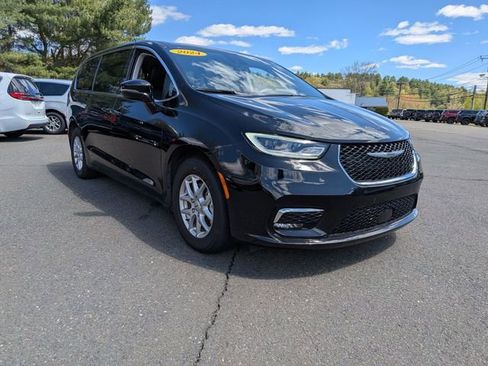 Certified 2024 Chrysler Pacifica Touring-L FWD image 3