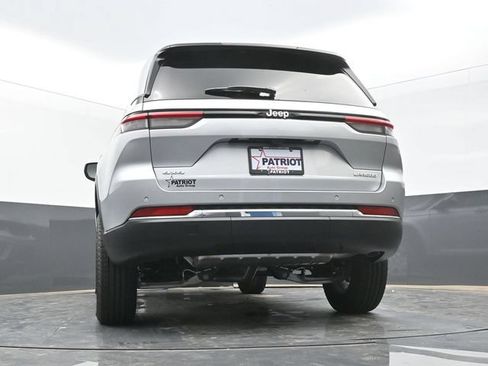 Used 2025 Jeep Grand Cherokee Laredo AWD/4WD image 46