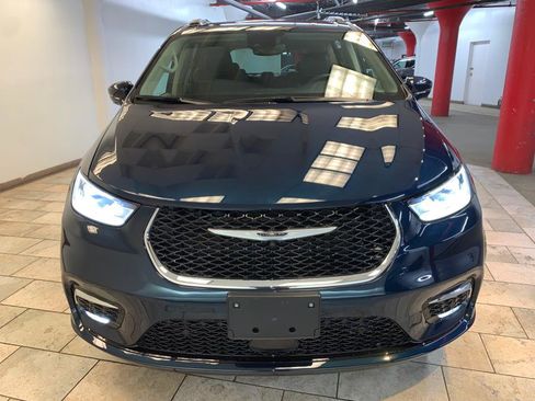 Used 2022 Chrysler Pacifica Touring-L w/ Uconnect Theater Family Group image 3