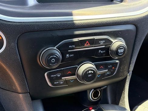 Used 2019 Dodge Charger SXT RWD image 10