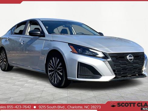 Used 2024 Nissan Altima 2.5 SV image 1