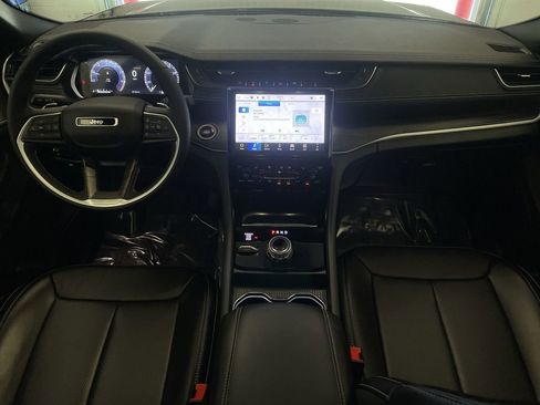 Used 2024 Jeep Grand Cherokee Limited w/ Luxury Tech Group II image 14