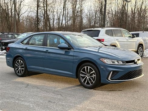 Certified 2025 Volkswagen Jetta SE w/ Sunroof Package image 2