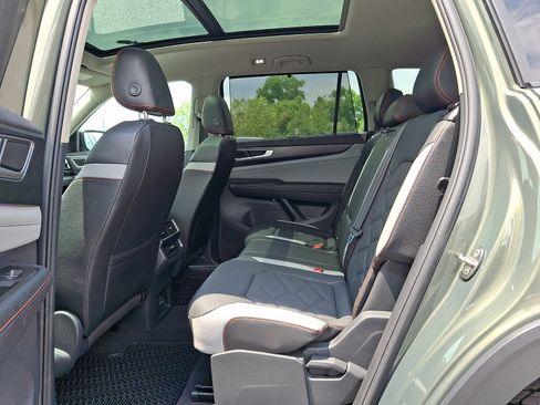 Used 2025 Volkswagen Atlas Peak Edition SE AWD/4WD image 9