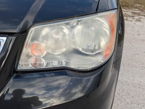 Used 2014 Chrysler Town & Country Touring image 10