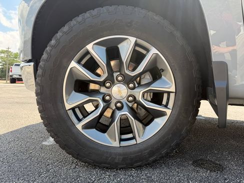 Used 2024 Chevrolet Silverado 1500 LT AWD/4WD image 37