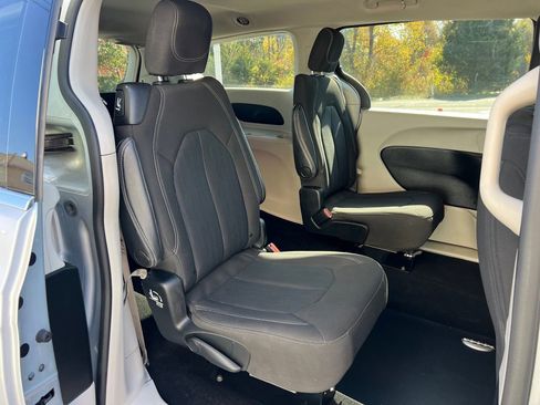 Used 2023 Chrysler Voyager LX image 34