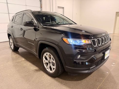 Used 2025 Jeep Compass Latitude AWD/4WD image 3