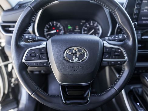 Used 2020 Toyota Highlander XLE image 12
