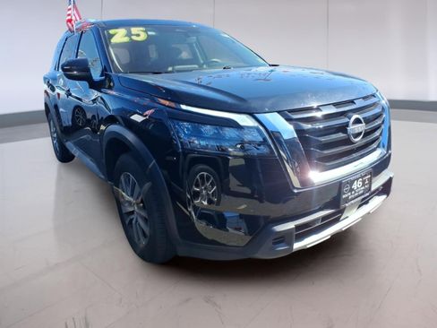 Used 2025 Nissan Pathfinder SL AWD/4WD image 1