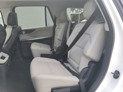 New 2026 Lincoln Navigator Reserve image 16