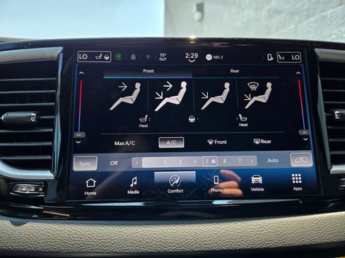 Used 2025 Chrysler Pacifica Select FWD image 25