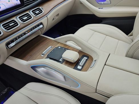 Used 2024 Mercedes-Benz GLS 450 4MATIC image 11