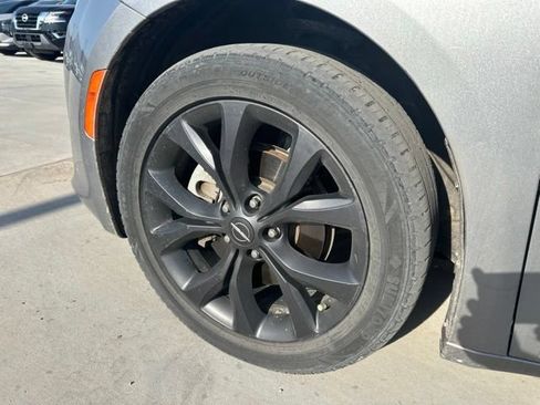 Used 2019 Chrysler Pacifica Touring-L w/ S Appearance Package FWD image 2
