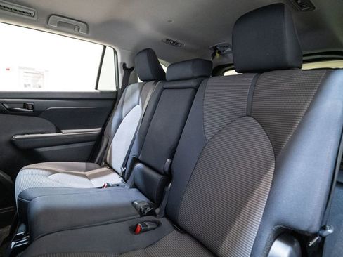 Used 2024 Toyota Highlander LE image 29