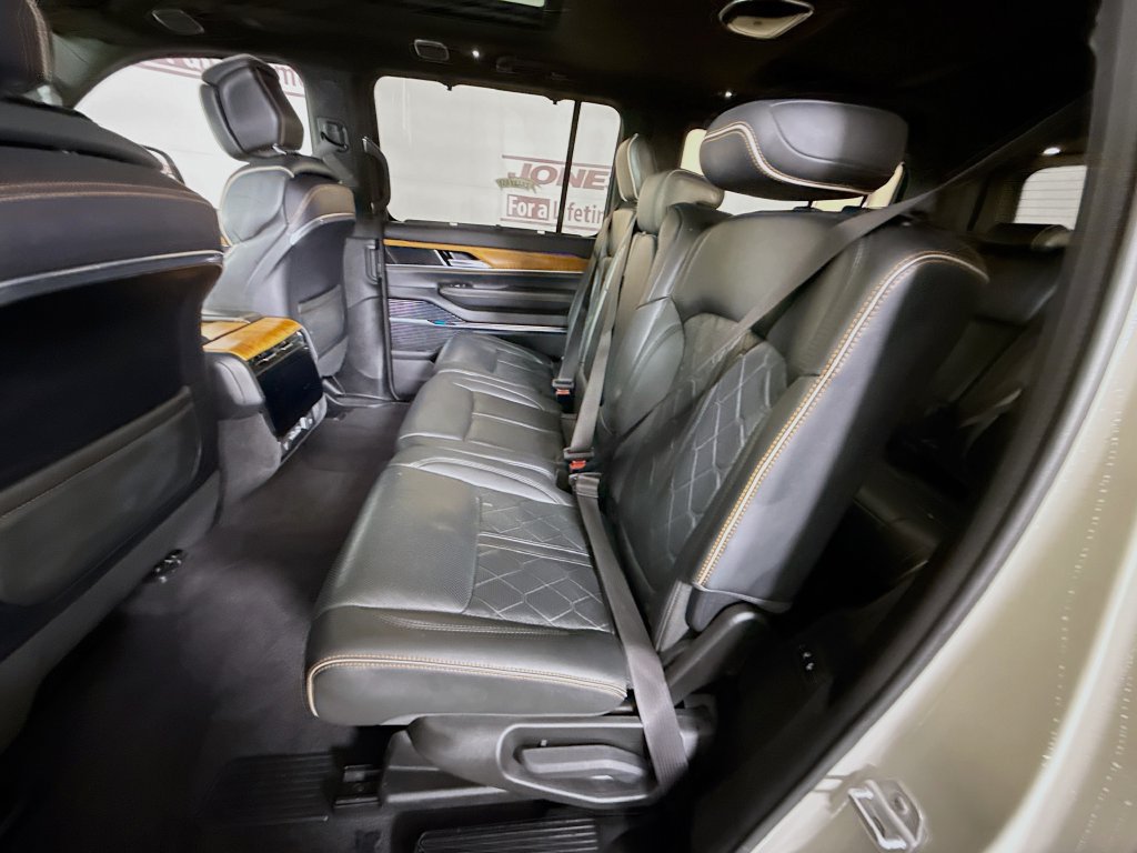 Used 2022 Jeep Grand Wagoneer Series III w/ Flexible Seating Group AWD/4WD image 29
