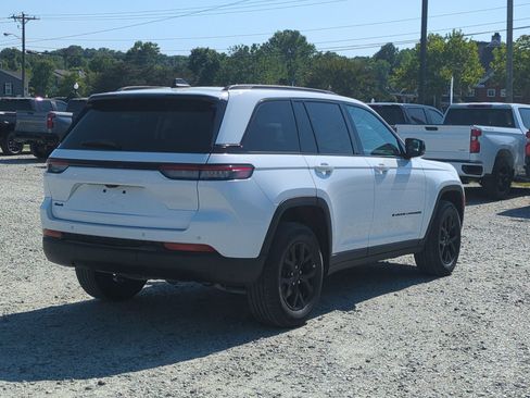 Used 2025 Jeep Grand Cherokee Altitude AWD/4WD image 10