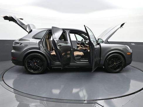 Used 2025 Porsche Cayenne image 44