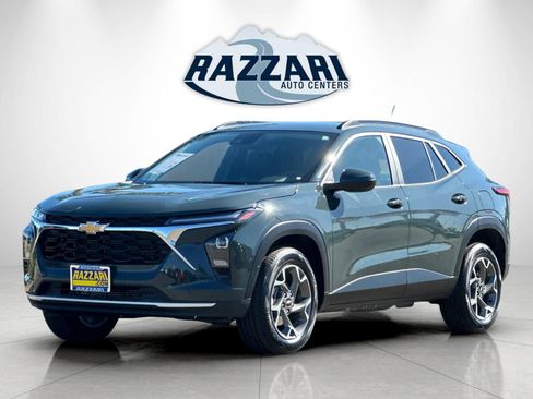 Used 2025 Chevrolet Trax LT FWD image 7