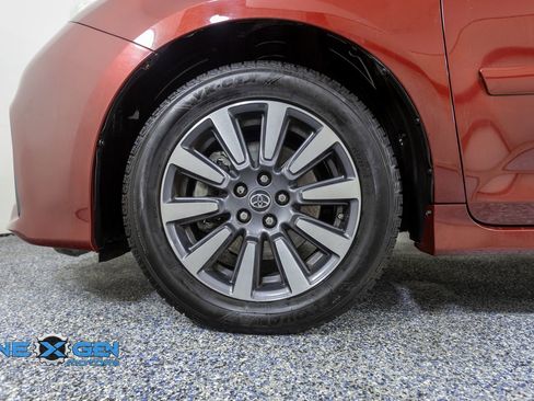 Used 2019 Toyota Sienna XLE w/ XLE Navigation Package image 41