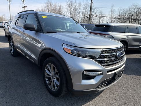 Used 2023 Ford Explorer XLT w/ Equipment Group 202A AWD/4WD image 2