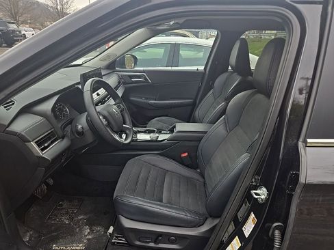 Used 2025 Mitsubishi Outlander SE image 4