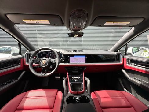 Certified 2025 Porsche Cayenne S image 33
