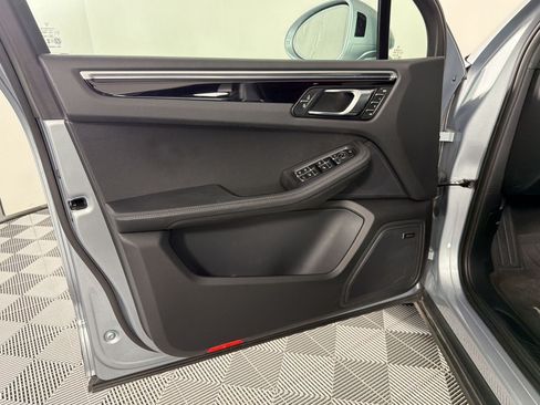 Certified 2024 Porsche Macan AWD/4WD image 27