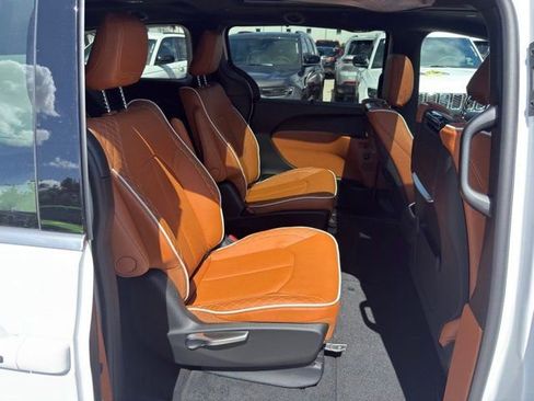 New 2026 Chrysler Pacifica Pinnacle w/ Trailer Tow Group image 35