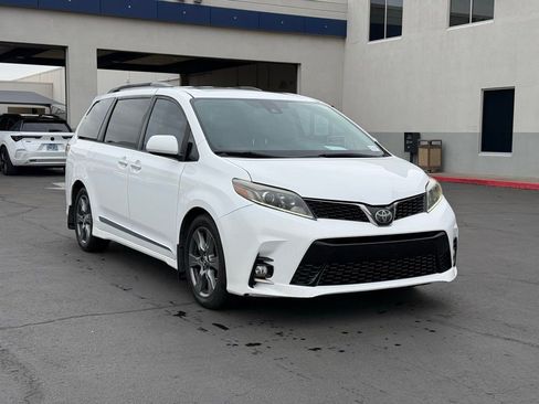 Used 2018 Toyota Sienna L image 1