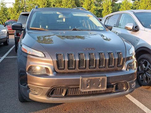 Used 2017 Jeep Cherokee Sport FWD image 4