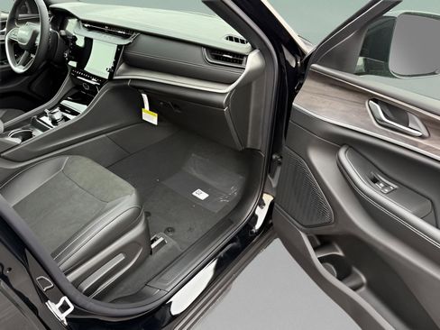 New 2026 Jeep Grand Cherokee Altitude AWD/4WD image 17