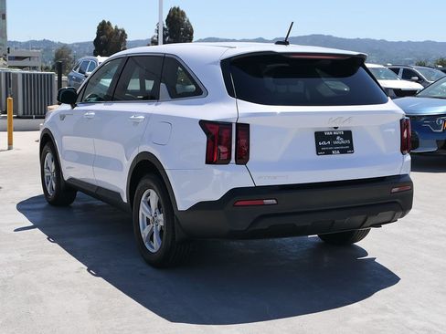 Used 2023 Kia Sorento LX FWD image 6