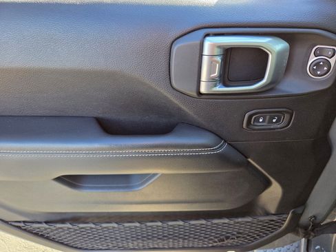 Used 2019 Jeep Wrangler Unlimited Sahara image 17