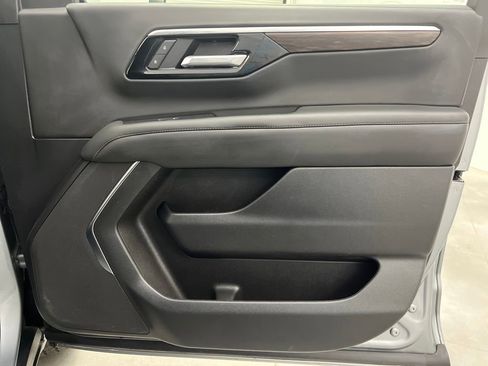 Used 2025 Chevrolet Suburban Z71 image 25