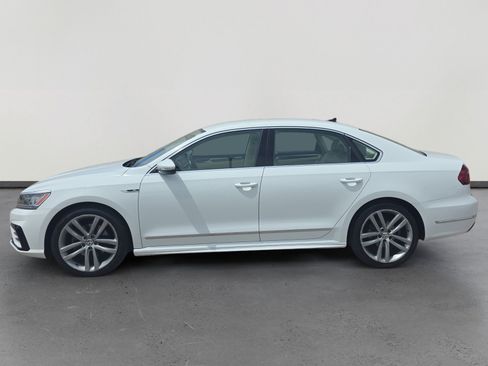 Used 2017 Volkswagen Passat 1.8T R-Line w/ R-Line Lighting Package FWD image 2