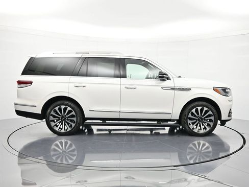 Used 2024 Lincoln Navigator Reserve AWD/4WD image 4