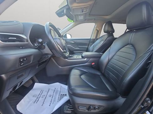 Used 2023 Toyota Highlander XLE AWD/4WD image 10